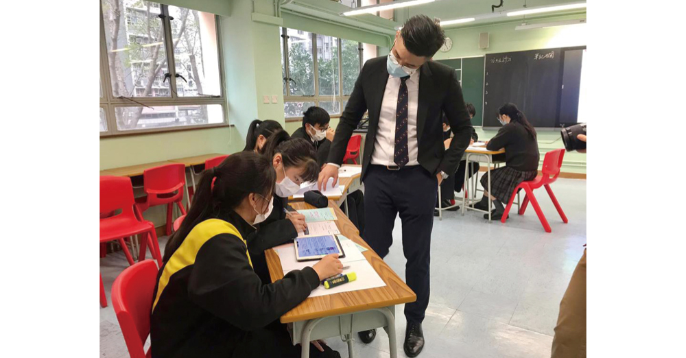 他主张采用异质分组，「以强带弱」的协作学习模式，提高同学的学习动力。