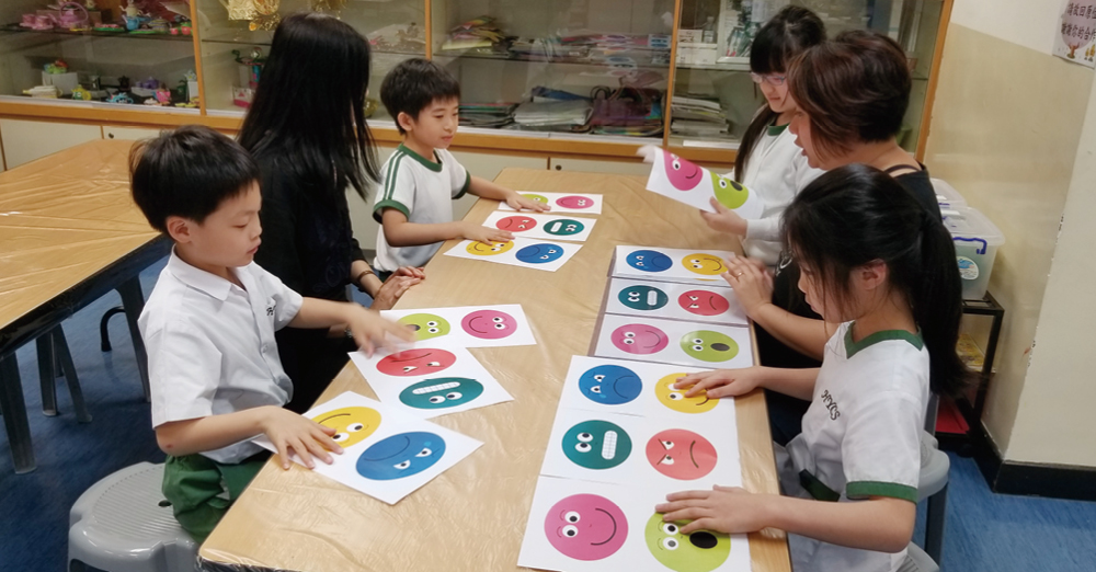 因应幼小学生设计视、听、触感的教学活动。