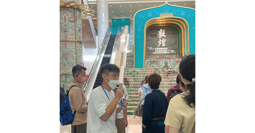 同学们专心聆听