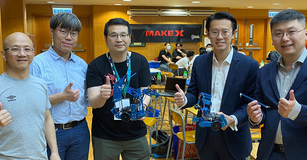 比赛颁奖嘉宾：（左一）香港科技大学创业中心创业项目主管萧观明先 生、（左二）香港城市大学物理学系总技术主任卢光铨博士（左三）DTSL 、 Group 业务总监胡声雄先生、（左四）英华书院校长陈狄安先生、（左五） 香港城市大学电子工程系副教授张泽松博士。