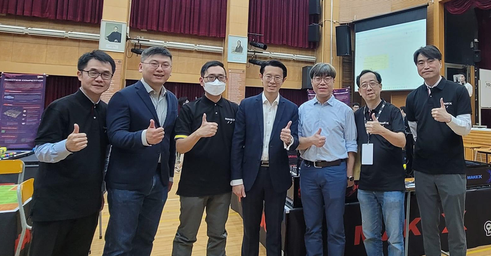比赛裁判团：（左一）MakeX 香港区评审曾祥俊老师、（左三）MakeX 香 港区总评审长郑国威老师、（左六）资讯科技教育领袖协会主席黄健威 老师、（左七）MakeX 香港区评审何嘉琪老师。